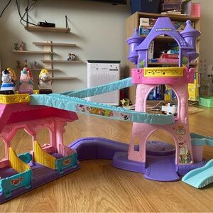 Klip Klop castle and 3 horses